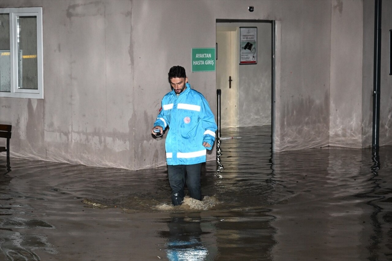 Trabzon'un Arsin, Araklı ve Sürmene ilçesinde sağanak hayatı olumsuz etkiledi. Araklı ilçesinde...