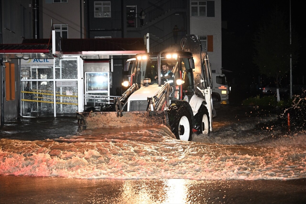 Trabzon'un Arsin, Araklı ve Sürmene ilçesinde sağanak hayatı olumsuz etkiledi. Araklı ilçesinde...