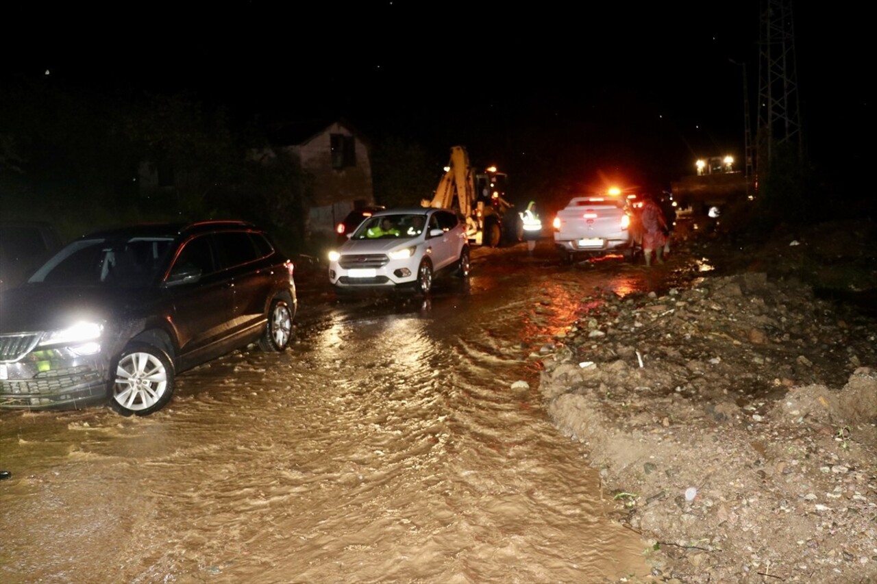 Trabzon'un Arsin, Araklı ve Sürmene ilçesinde sağanak hayatı olumsuz etkiledi. Arsin ilçesinde iş...