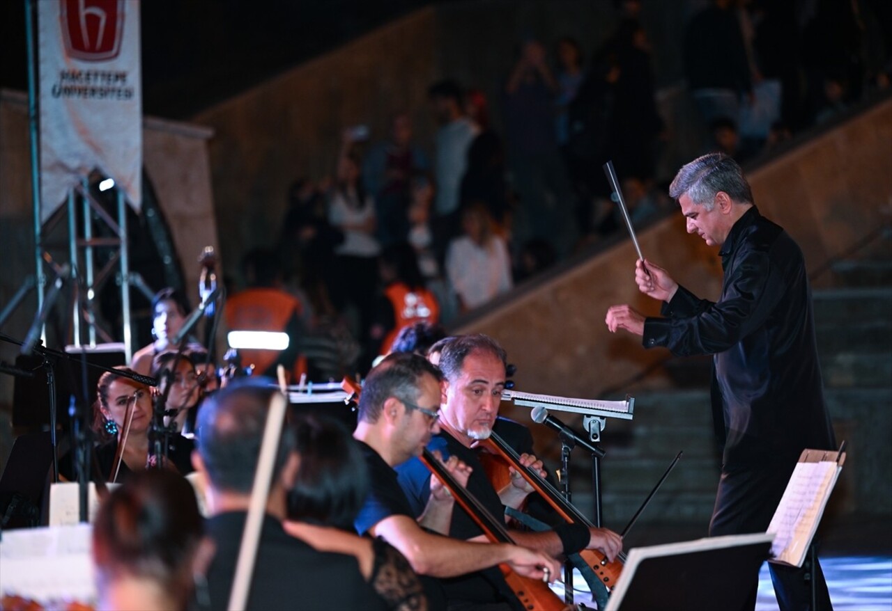 Hacettepe Üniversitesi Senfoni Orkestrası, yeni öğrencilerin üniversiteyi ve üniversite yaşamını...