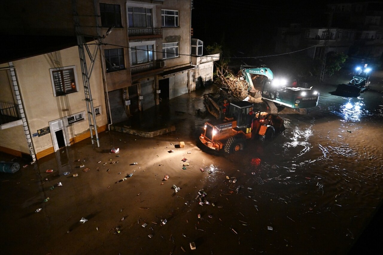 Trabzon'un Sürmene ilçesine bağlı Çavuşlu Mahallesinde etkili olan şiddetli yağış nedeniyle...