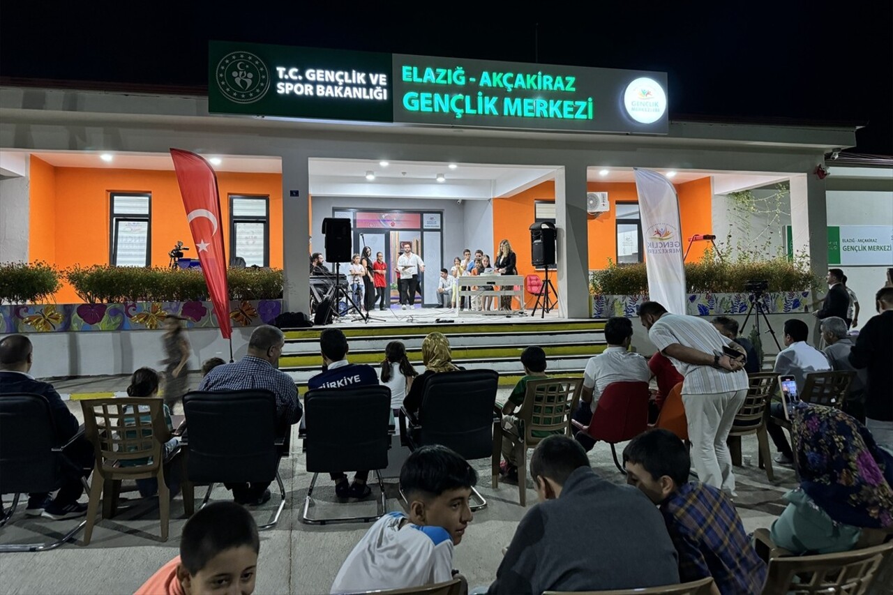 Elazığ'ın Akçakiraz Beldesi'ndeki gençlik merkezi bünyesinde açılan piyano, gitar, keman ve saz...