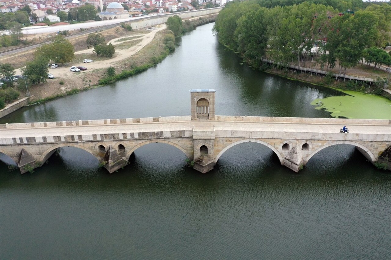  Edirne'nin önemli su kaynaklarından olan Tunca Nehri'nin debisi 2021 yılından beri düşüyor....