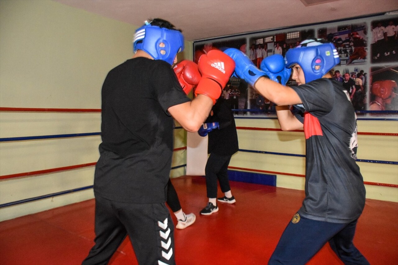 Katıldıkları şampiyonalarda elde ettikleri başarılarla Van'ın ve ailelerinin gururu olan milli...