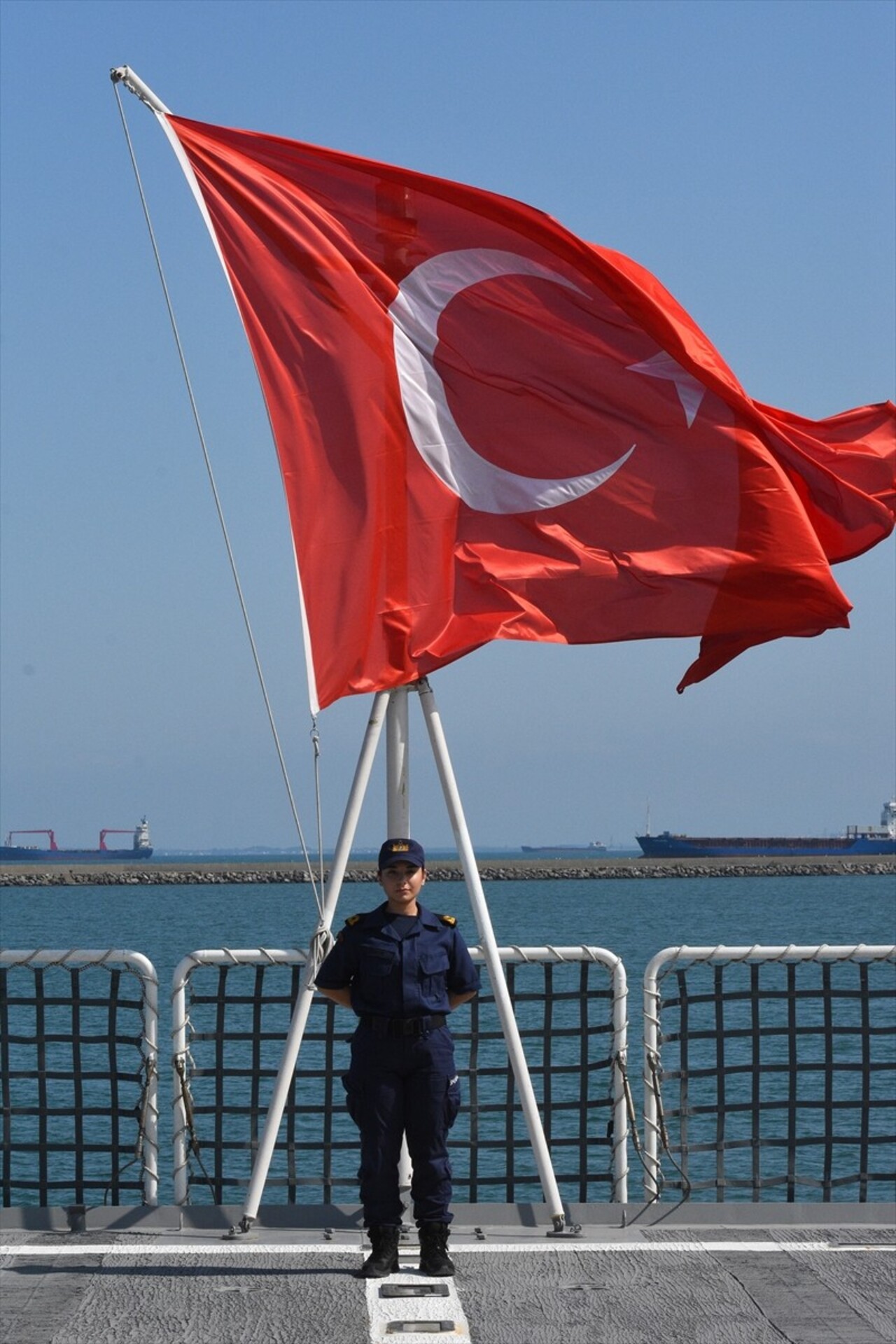 Sahil Güvenlik Karadeniz Bölge Komutanlığı TCSG-Dost gemisinde görevli 25 yaşındaki Teğmen Sedanur...