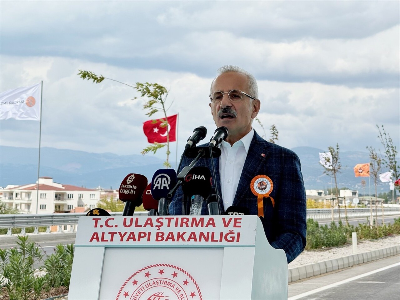 Ulaştırma ve Altyapı Bakanı Abdulkadir Uraloğlu (fotoğrafta), Bursa'nın İznik ilçesinde yapımı...