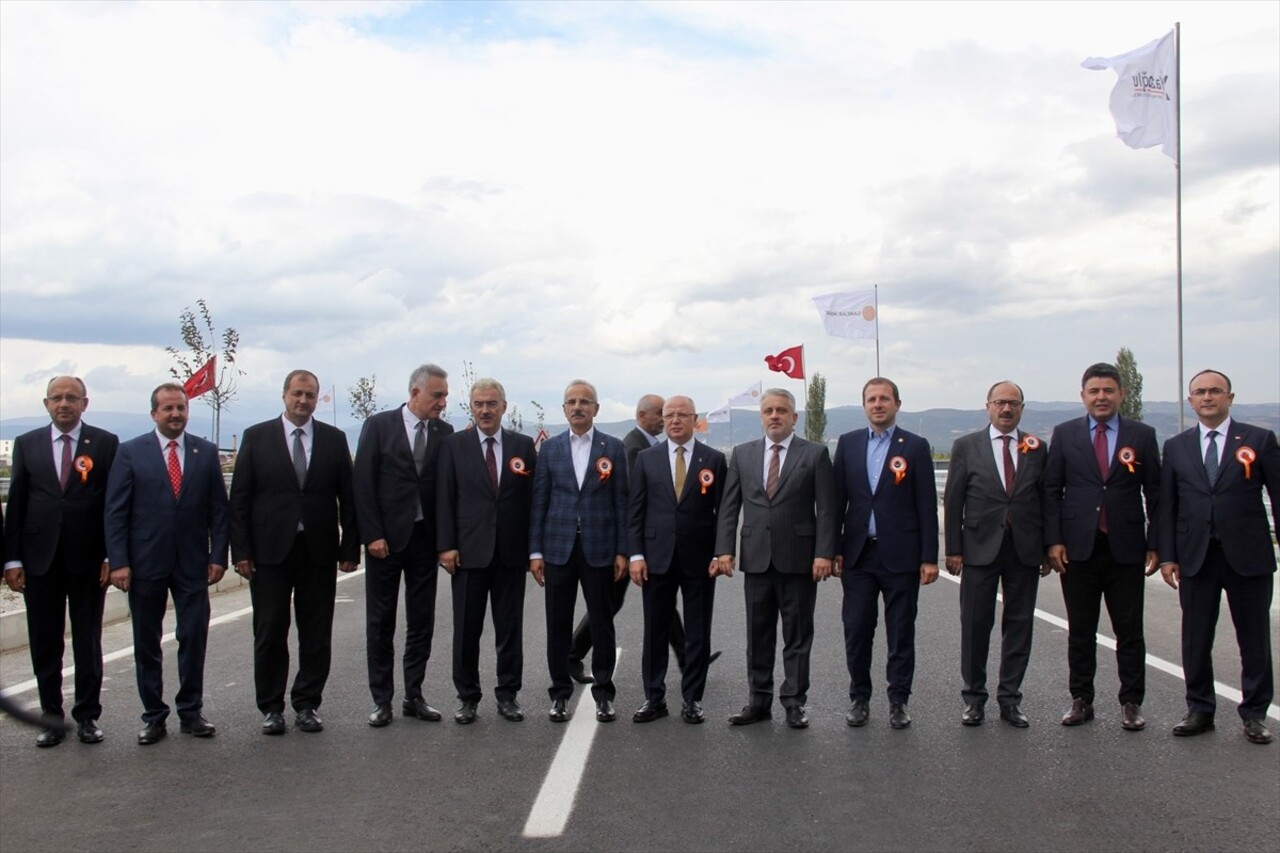 Ulaştırma ve Altyapı Bakanı Abdulkadir Uraloğlu (fotoğrafta), Bursa'nın İznik ilçesinde yapımı...