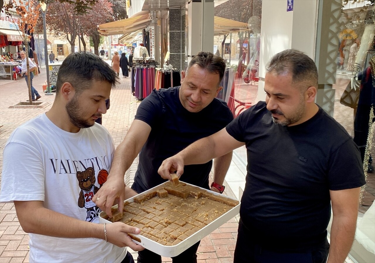 Kırşehir'de davul zurna eşliğinde ziyarette bulunulan esnaf, 37. Ahilik Haftası kutlamalarına...