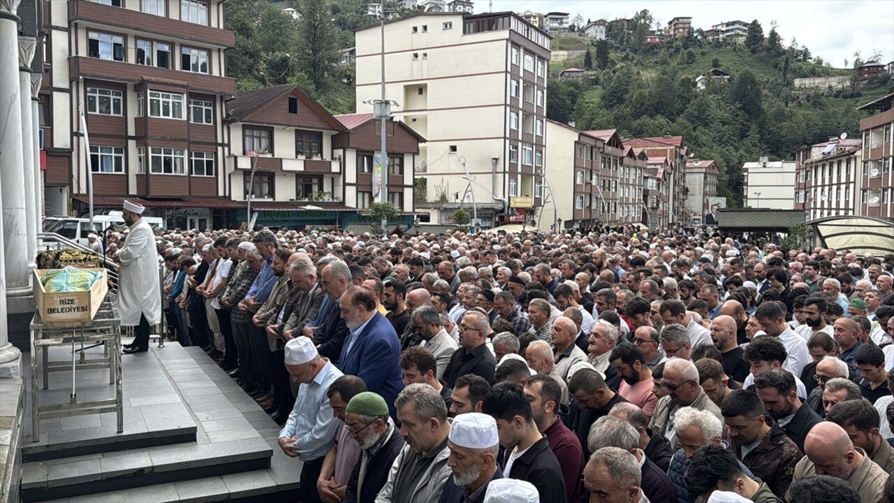 Rize'de dün okulun dördüncü katından merdiven boşluğuna düşerek hayatını kaybeden 14 yaşındaki...