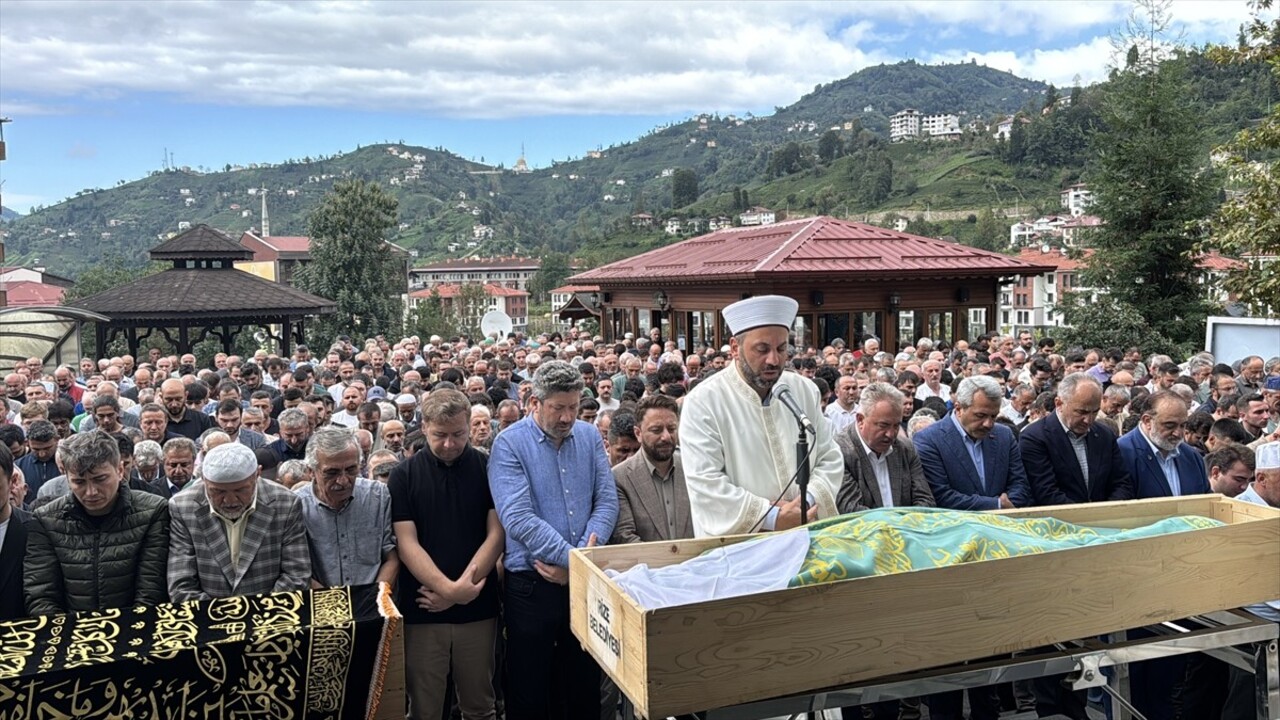 Rize'de dün okulun dördüncü katından merdiven boşluğuna düşerek hayatını kaybeden 14 yaşındaki...