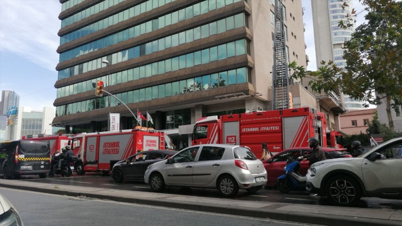 Şişli'de 10 katlı plazanın 9'uncu katında çıkan yangın itfaiye ekiplerince söndürüldü. Mecidiyeköy...