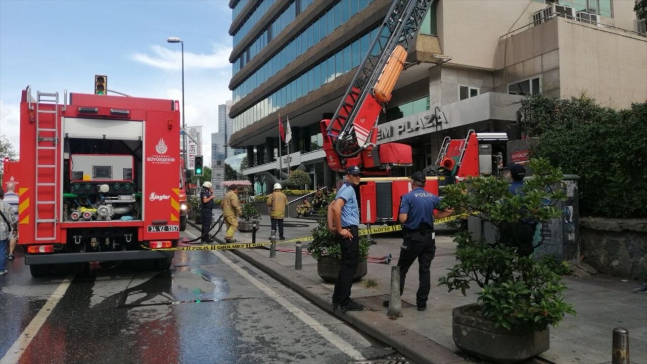 Şişli'de 10 katlı plazanın 9'uncu katında çıkan yangın itfaiye ekiplerince söndürüldü. Mecidiyeköy...