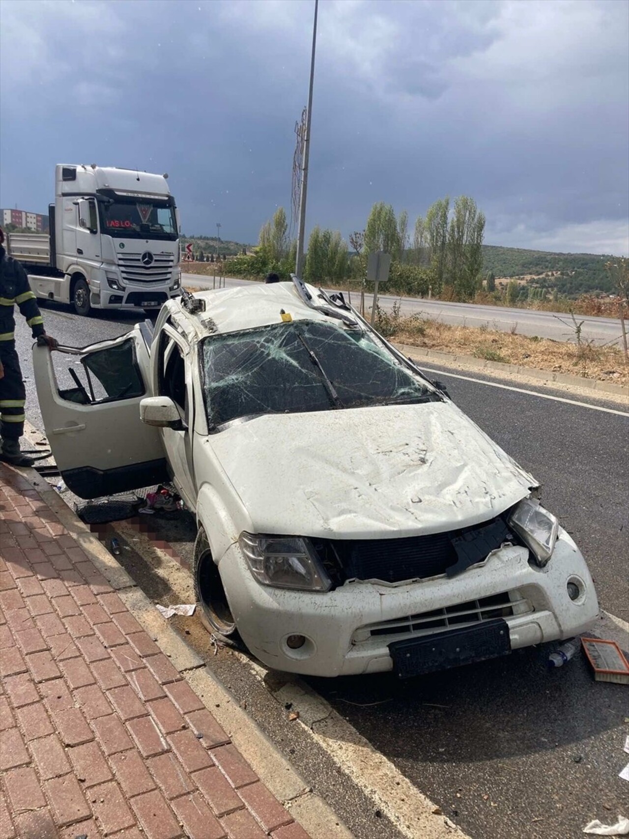 Bilecik'te bir aracın devrilmesi sonucu sürücü hayatını kaybetti, 3 kişi yaralandı.