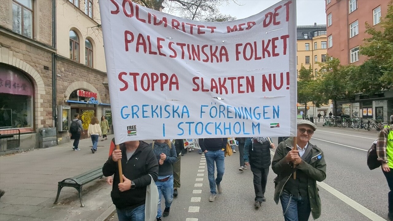 İsveç'in başkenti Stockholm'de yaklaşık 5 bin kişi, İsrail'i protesto etmek ve Filistin'e destek...