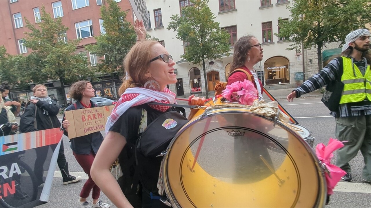 İsveç'in başkenti Stockholm'de yaklaşık 5 bin kişi, İsrail'i protesto etmek ve Filistin'e destek...