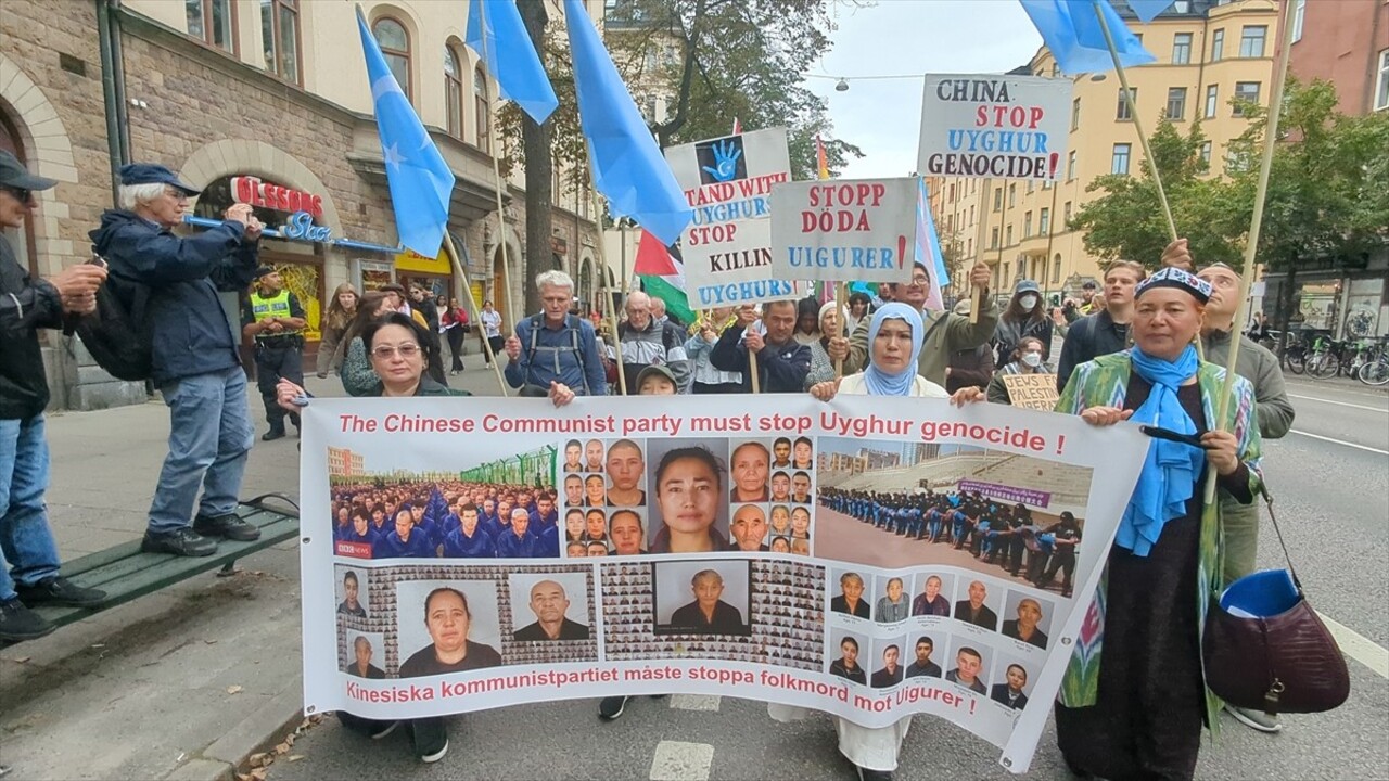 İsveç'in başkenti Stockholm'de yaklaşık 5 bin kişi, İsrail'i protesto etmek ve Filistin'e destek...