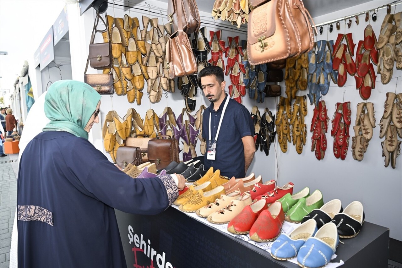 Kültür Yolu Festivali etkinlikleri kapsamında Başkent Millet Bahçesi'nde geleneksel el sanatları...