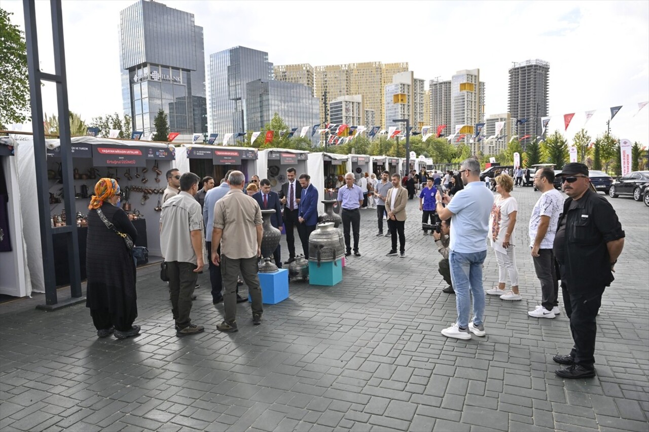 Kültür Yolu Festivali etkinlikleri kapsamında Başkent Millet Bahçesi'nde geleneksel el sanatları...