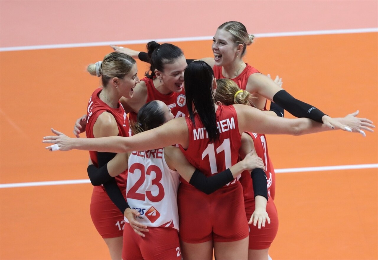 Voleybolda Kadınlar AXA Sigorta Kupa Voley müsabakalarında ikinci gün 3. Grup mücadelesinde Aras...