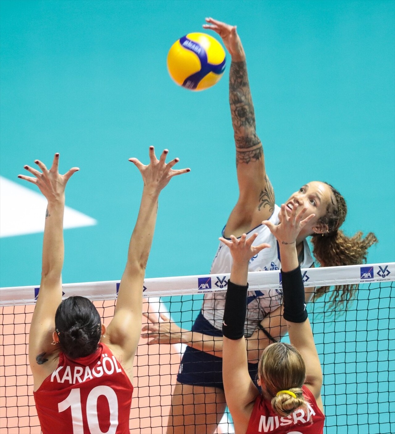 Voleybolda Kadınlar AXA Sigorta Kupa Voley müsabakalarında ikinci gün 3. Grup mücadelesinde Aras...