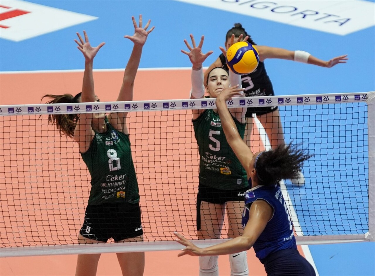 AXA Sigorta Kadınlar Kupa Voley maçında Bahçelievler Belediyespor ile Nilüfer Belediyesi Eker...