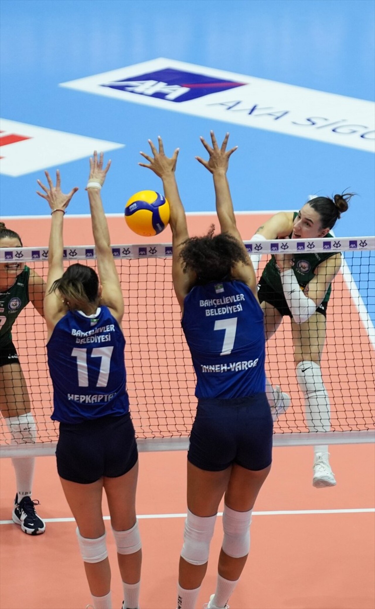 AXA Sigorta Kadınlar Kupa Voley maçında Bahçelievler Belediyespor ile Nilüfer Belediyesi Eker...