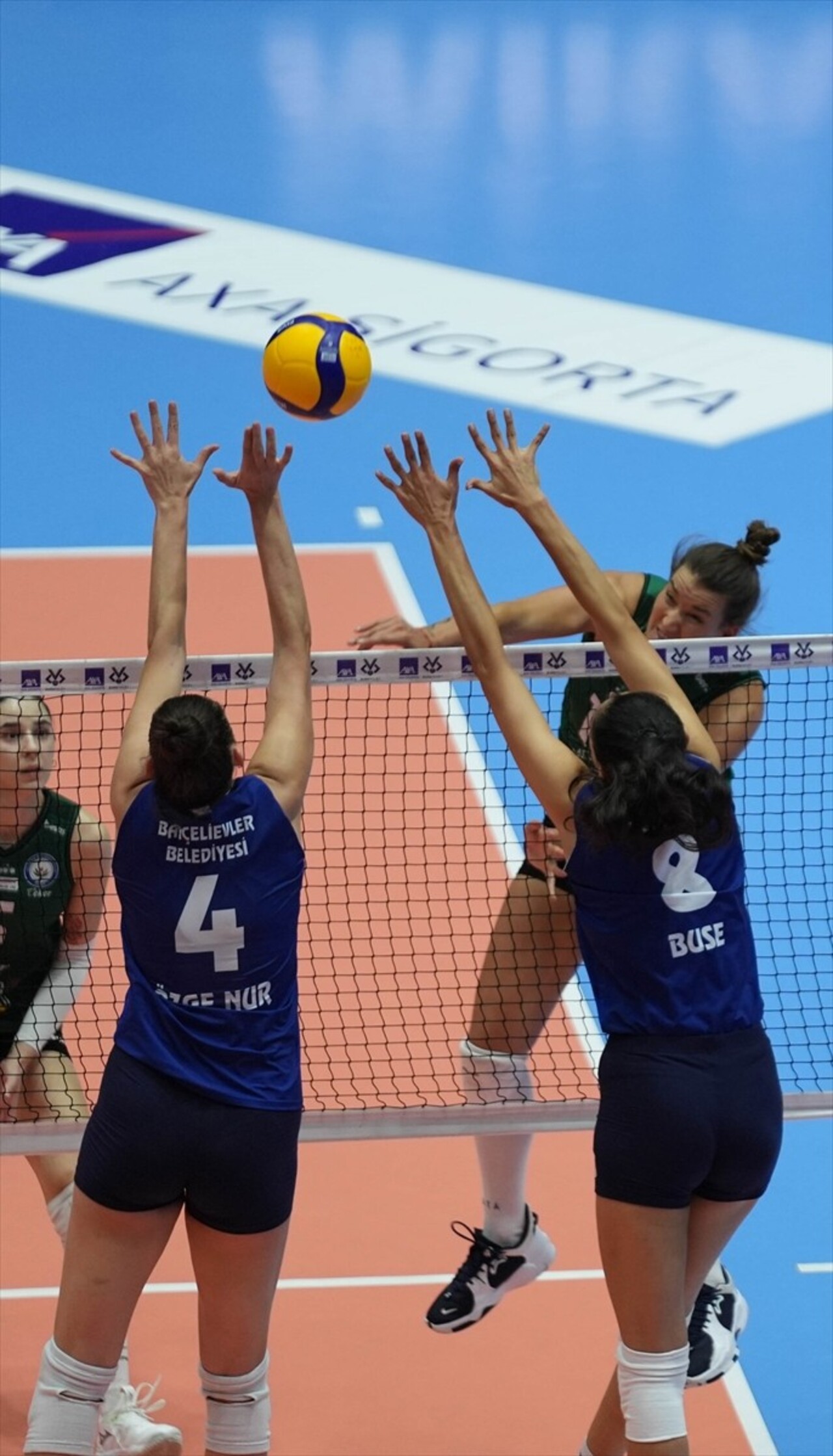 AXA Sigorta Kadınlar Kupa Voley maçında Bahçelievler Belediyespor ile Nilüfer Belediyesi Eker...