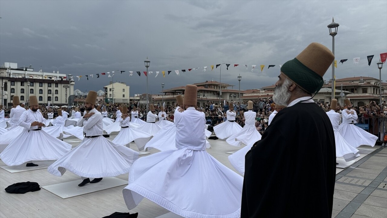 Konya'da düzenlenen 21. Uluslararası Konya Mistik Müzik Festivali'nin açılışında 99 semazen sema...