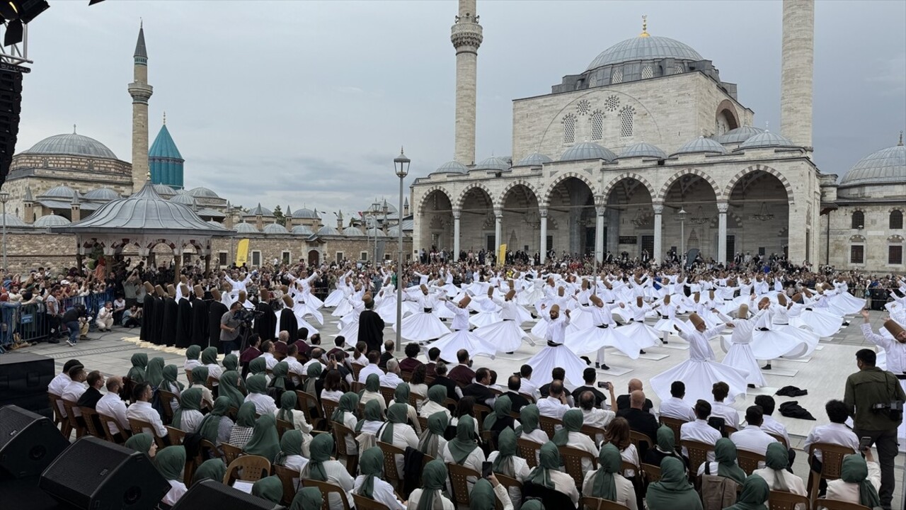 Konya'da düzenlenen 21. Uluslararası Konya Mistik Müzik Festivali'nin açılışında 99 semazen sema...