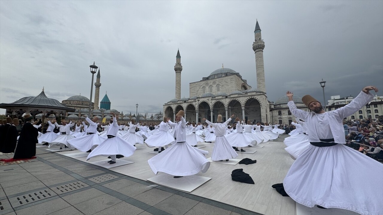 Konya'da düzenlenen 21. Uluslararası Konya Mistik Müzik Festivali'nin açılışında 99 semazen sema...