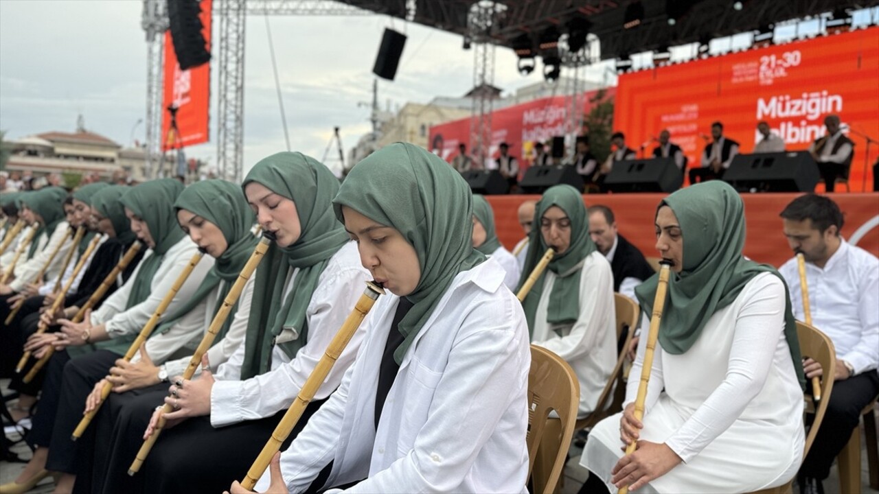 Konya'da düzenlenen 21. Uluslararası Konya Mistik Müzik Festivali'nin açılışında 99 semazen sema...