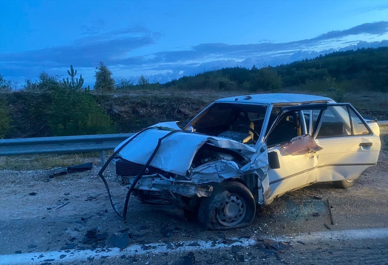 Karabük'ün Safranbolu ilçesinde 2 otomobilin çarpıştığı kazada 2'si çocuk 7 kişi yaralandı. Olay...