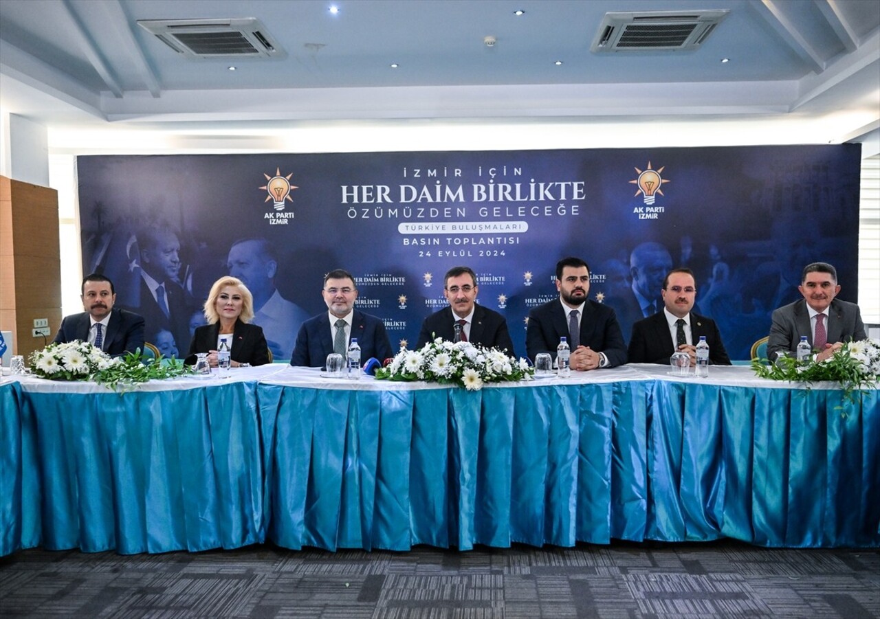 Cumhurbaşkanı Yardımcısı Cevdet Yılmaz (sağda), İzmir'de AK Parti İl Başkanlığı'nı ziyaret...