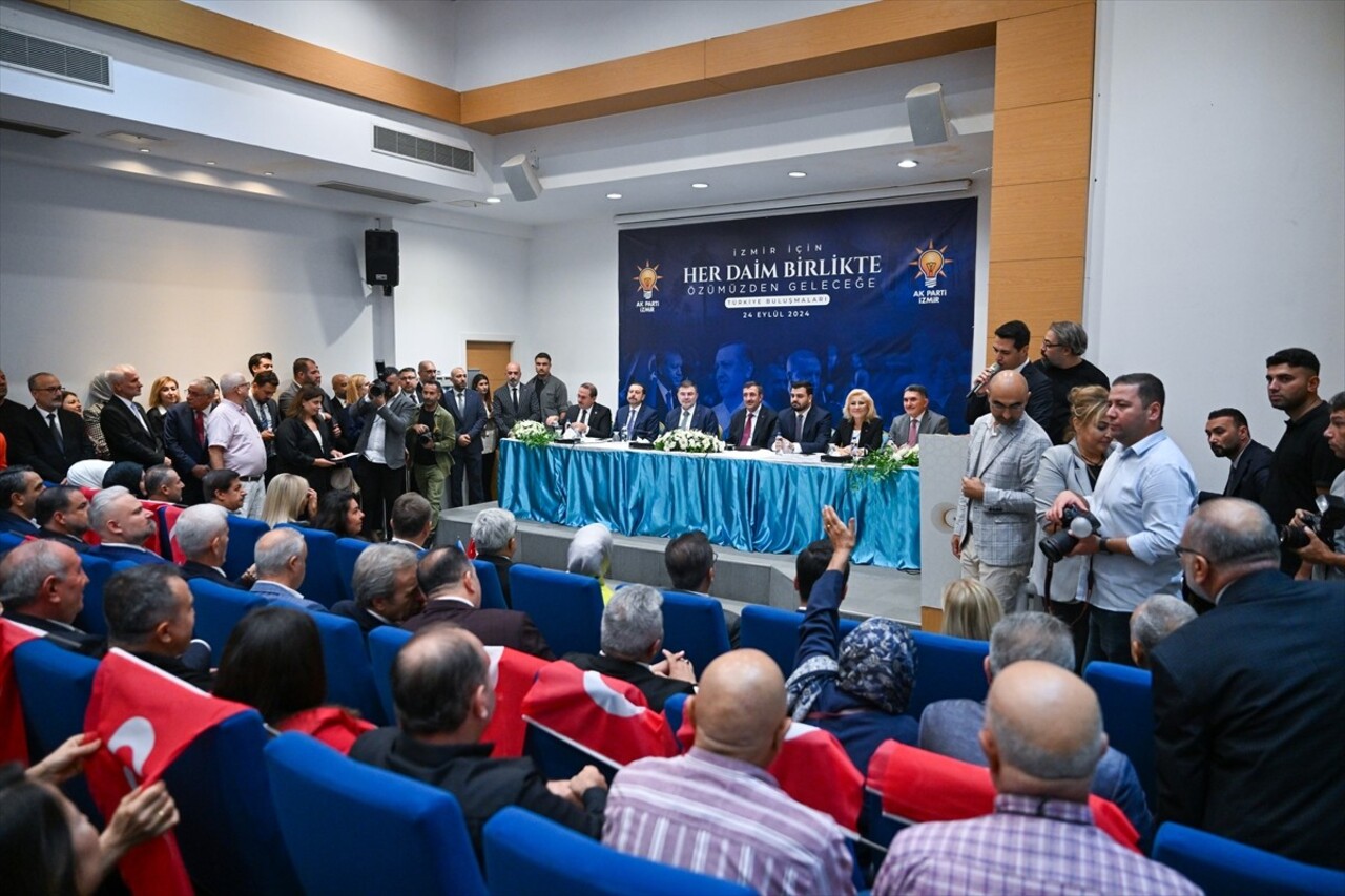 Cumhurbaşkanı Yardımcısı Cevdet Yılmaz (sağda), İzmir'de AK Parti İl Başkanlığı'nı ziyaret...