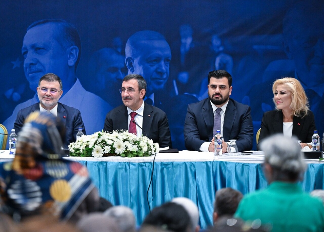 Cumhurbaşkanı Yardımcısı Cevdet Yılmaz (sağda), İzmir'de AK Parti İl Başkanlığı'nı ziyaret...