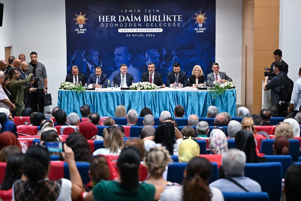 Cumhurbaşkanı Yardımcısı Cevdet Yılmaz (sağda), İzmir'de AK Parti İl Başkanlığı'nı ziyaret...