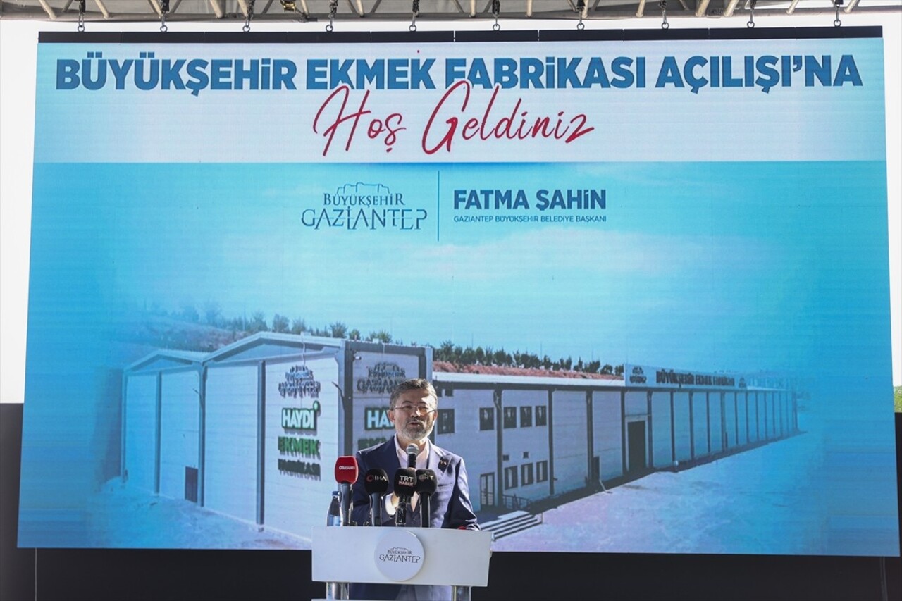 Tarım ve Orman Bakanı İbrahim Yumaklı, Gaziantep Büyükşehir Belediyesi tarafından yapılan ekmek...