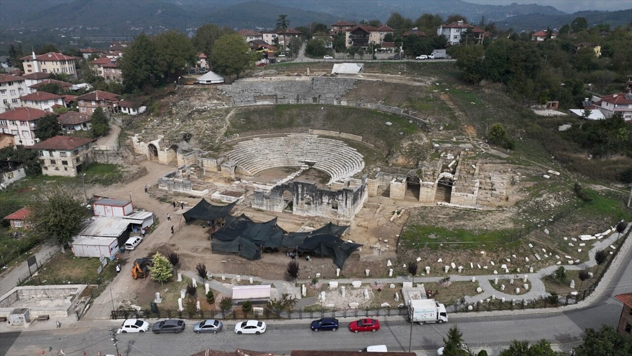 Düzce'nin Konuralp Bölgesi'ndeki Prusias Ad Hypium Antik Kenti'nde devam eden kazı çalışmalarıyla...