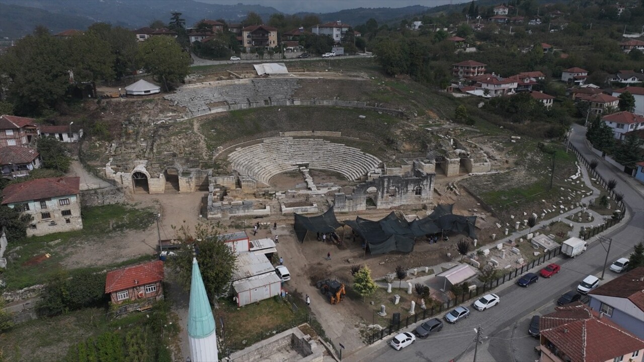 Düzce'nin Konuralp Bölgesi'ndeki Prusias Ad Hypium Antik Kenti'nde devam eden kazı çalışmalarıyla...