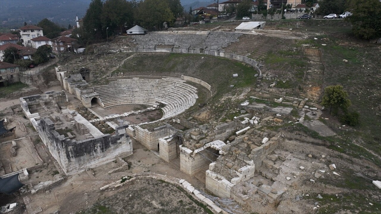 Düzce'nin Konuralp Bölgesi'ndeki Prusias Ad Hypium Antik Kenti'nde devam eden kazı çalışmalarıyla...