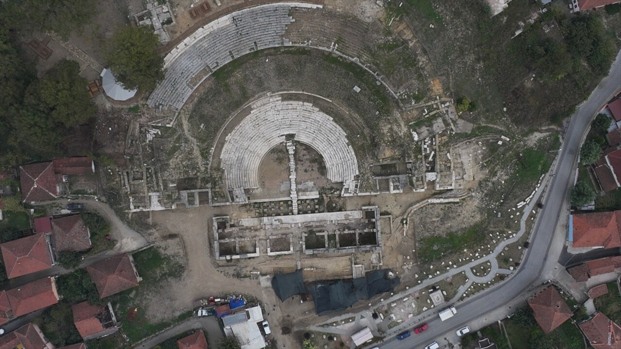 Düzce'nin Konuralp Bölgesi'ndeki Prusias Ad Hypium Antik Kenti'nde devam eden kazı çalışmalarıyla...