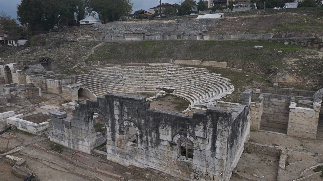 Düzce'nin Konuralp Bölgesi'ndeki Prusias Ad Hypium Antik Kenti'nde devam eden kazı çalışmalarıyla...