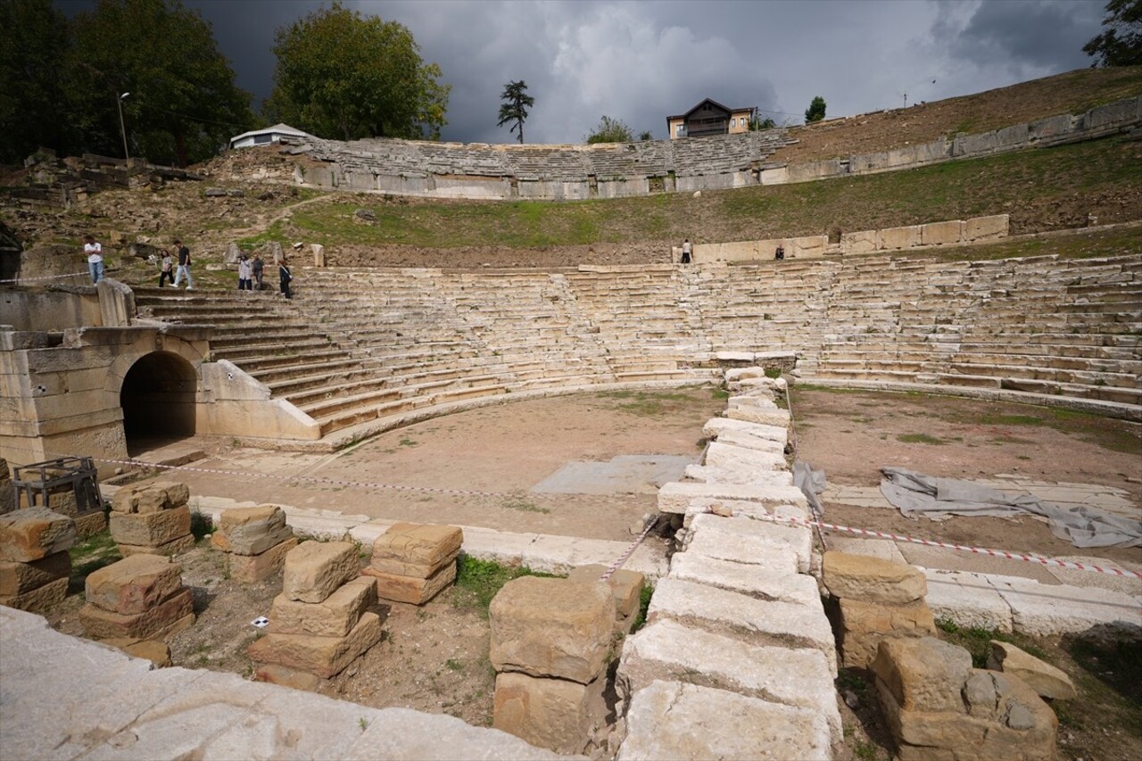 Düzce'nin Konuralp Bölgesi'ndeki Prusias Ad Hypium Antik Kenti'nde devam eden kazı çalışmalarıyla...