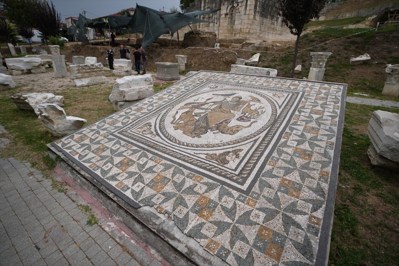 Düzce'nin Konuralp Bölgesi'ndeki Prusias Ad Hypium Antik Kenti'nde devam eden kazı çalışmalarıyla...