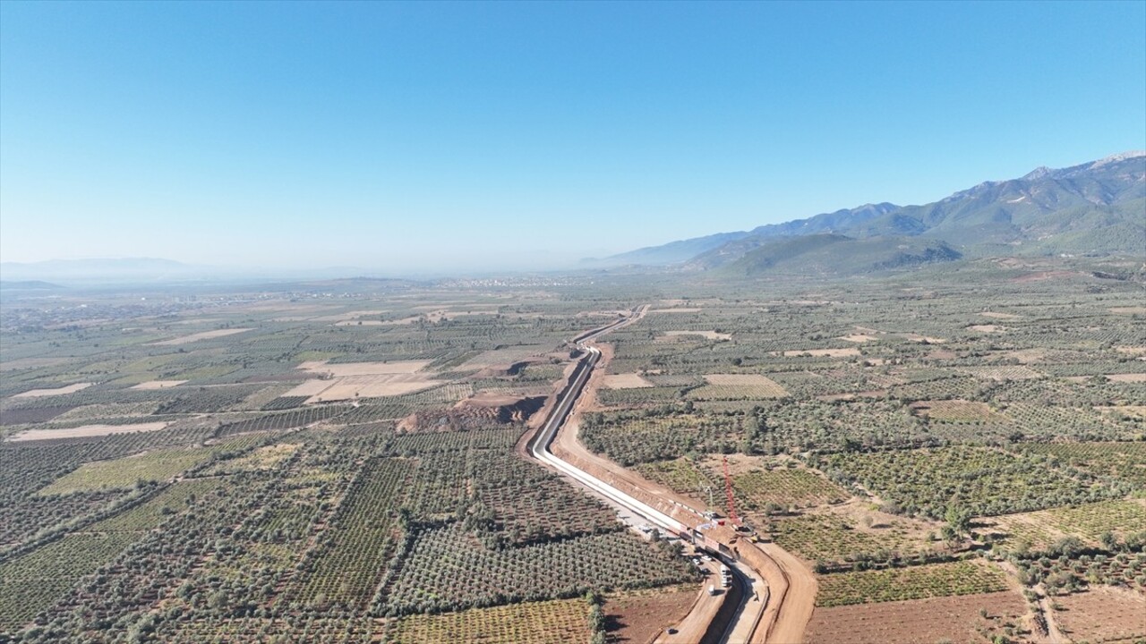 Tarım ve Orman Bakanı İbrahim Yumaklı (ortada), Hatay'ın Hassa ilçesinde Tahtaköprü Barajı...