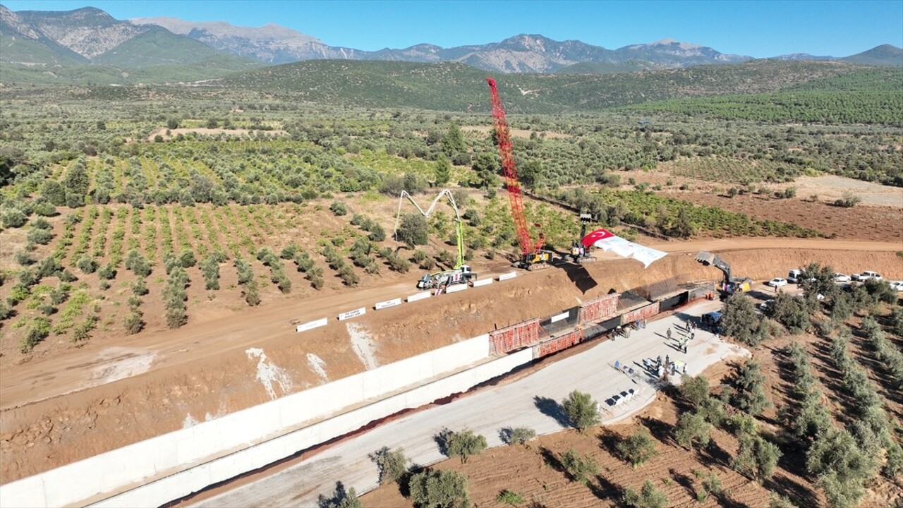 Tarım ve Orman Bakanı İbrahim Yumaklı (ortada), Hatay'ın Hassa ilçesinde Tahtaköprü Barajı...