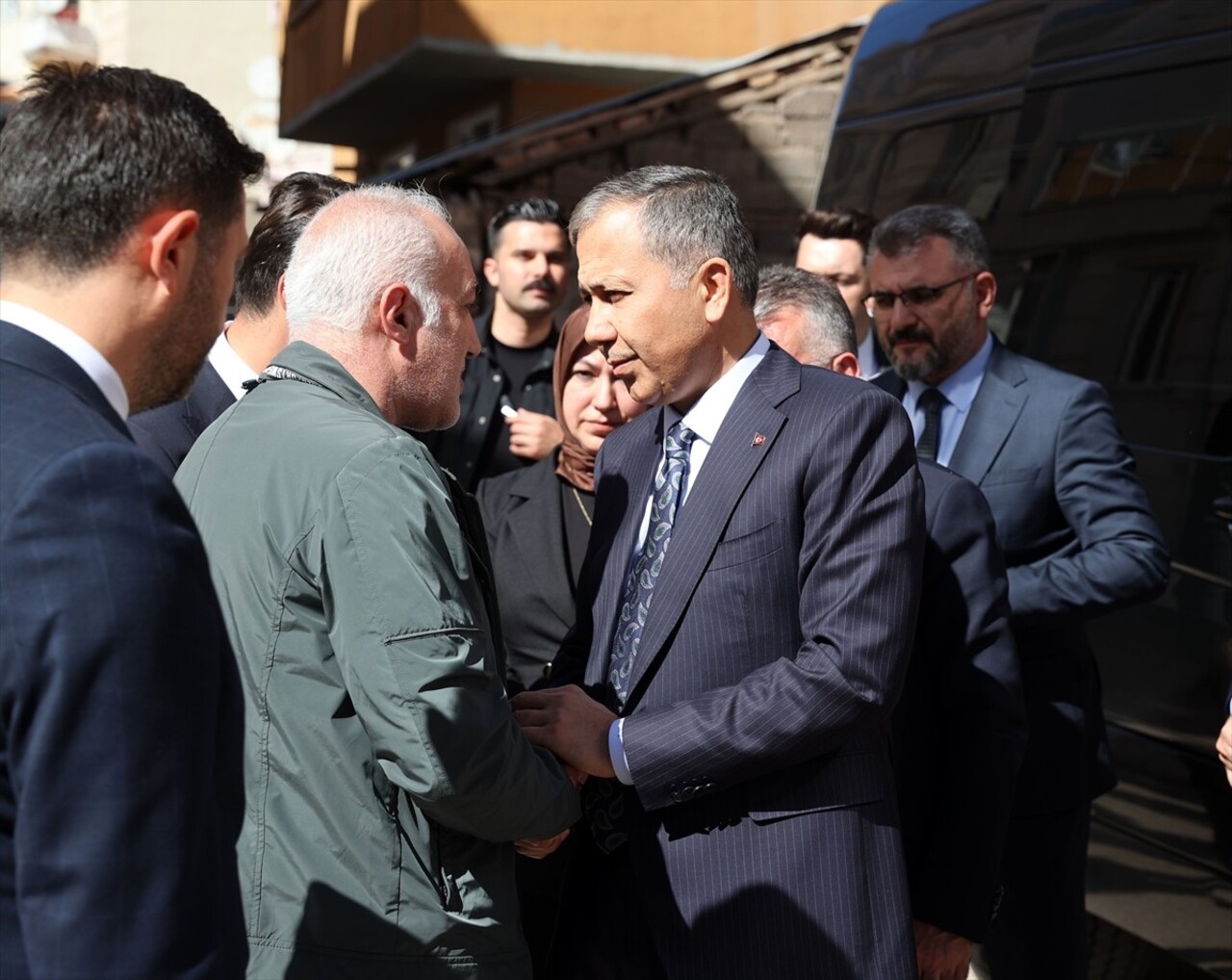 İçişleri Bakanı Ali Yerlikaya, İstanbul Ümraniye'de uğradığı silahlı saldırıda şehit olan 27...