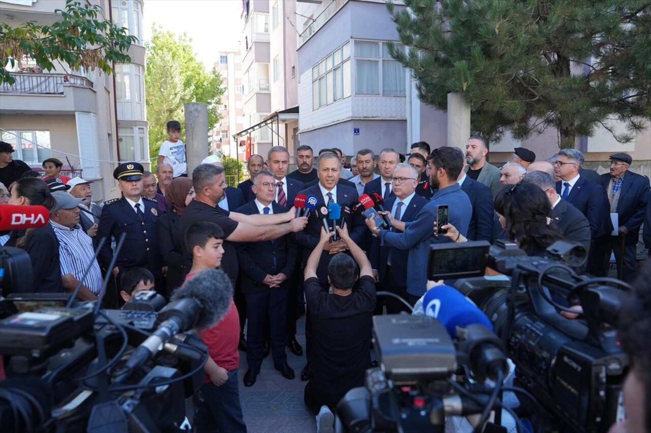  İçişleri Bakanı Ali Yerlikaya, İstanbul Ümraniye'de uğradığı silahlı saldırıda şehit olan 27...