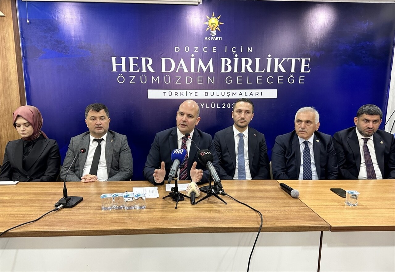 AK Parti Genel Başkan Yardımcısı Ömer İleri (sağ 4), "Türkiye Buluşmaları" kapsamında Düzce İl...