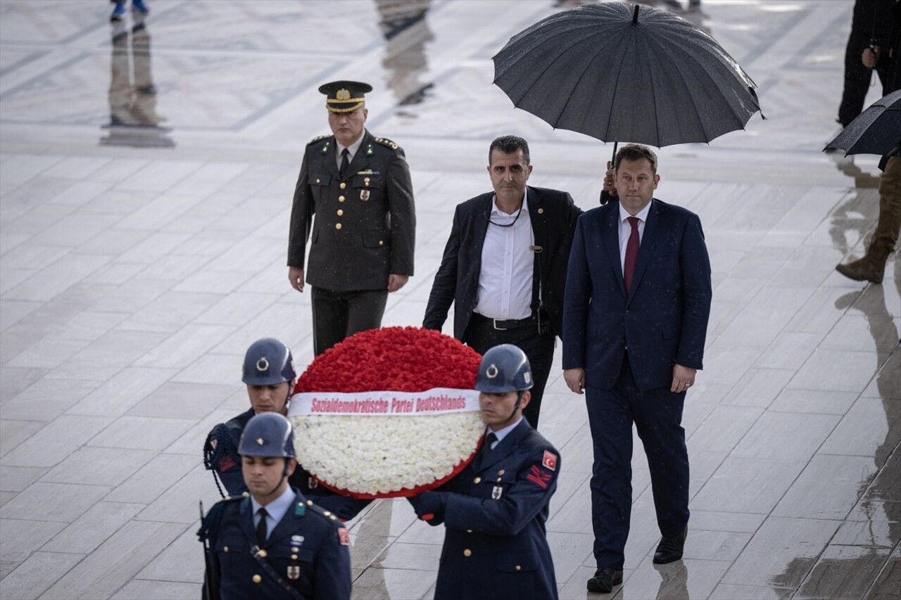 Almanya Sosyal Demokrat Parti (SPD) Eş Genel Başkanı Lars Klingbeil, CHP Genel Başkanı Özgür Özel...